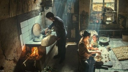 Снимок китайской семьи выбран лучшим фото еды года: в нем нашли "любовь" и отголоски Мадонны с младенцем