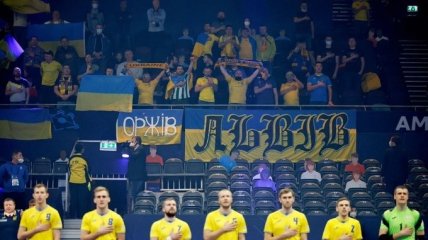 Поддержка украинских болельщиков во время матча сборной Украины с россиянами была невероятной