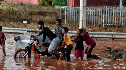Потоки грязи и мусора: в окрестностях Афин наводнение забирает жизни