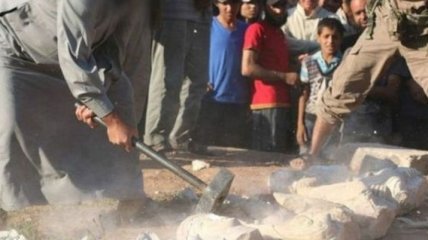 Боевики "ИГ" уничтожили древнюю статую в Пальмире