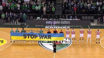 Сербские баскетболисты не захотели держать украинский флаг