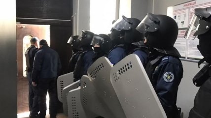 Погром в горсовете Жмеринки: неизвестные пытались сорвать избрание меры пресечения задержанным