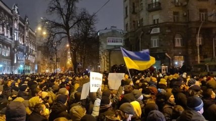 Украинцы вышли на акцию с требованием освободить Стерненко: что происходит под офисом Зеленского (фото, видео)