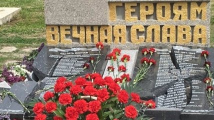 Вандалы разбили памятник погибшим на войне крымским татарам (Видео)