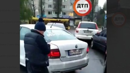 В Киеве ДТП сразу с 6 авто парализовало мост через Русановский канал (видео)