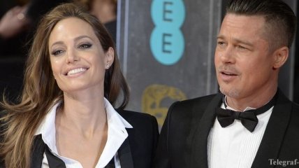 Анджелина Джоли и Брэд Питт летают в эконом-классе