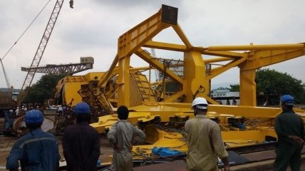 Трагедия в Индии: рухнувший строительный кран унес жизни десятка человек (Видео)
