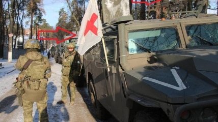 Оккупанты увешивают свою военную технику символикой Красного Креста