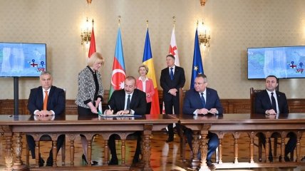 Чотиристороння угода була підписана у Бухаресті.