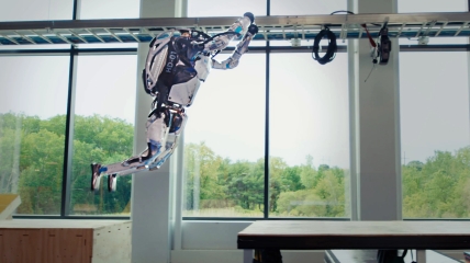 Робот Boston Dynamics прыгает через препятствие