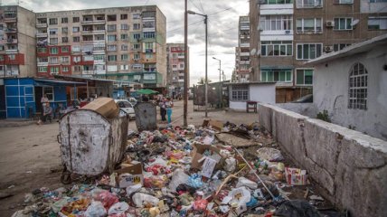 Загроможденная мусором улица в одном из русских городов