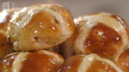 Hot cross buns — англійські гарячі булочки з хрестиками