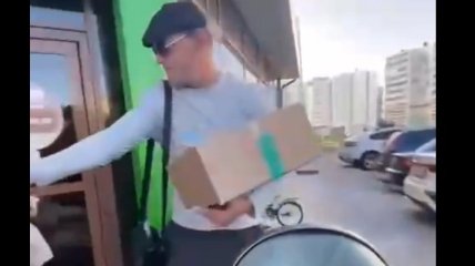 "Робин Гуд, которого мы заслужили": в России задержали мужчину, раздававшего прохожим мороженое (видео)
