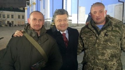 Порошенко поздравит украинцев вместе с "киборгами"