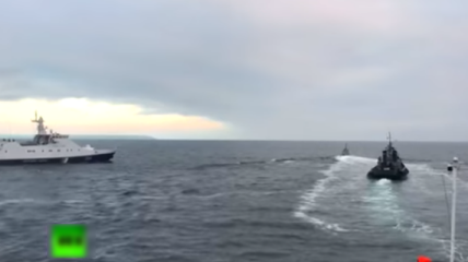 Как украинские катера пытаются уйти от преследования кораблей РФ: видео