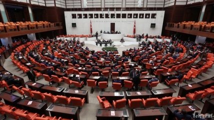 Парламент Турции одобрил введение чрезвычайного положения