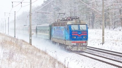 Около 4 тысяч людей круглосуточно убирают снег на железных дорогах