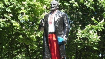 Памятник Ленину в Волновахе "одели" в вышиванку