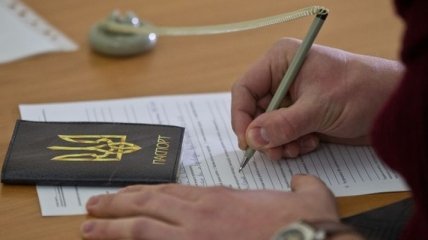 Украинцам разрешат оформлять загранпаспорта за рубежом