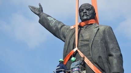 Декоммунизация: сколько переименовали городов и уничтожили памятников Ленину