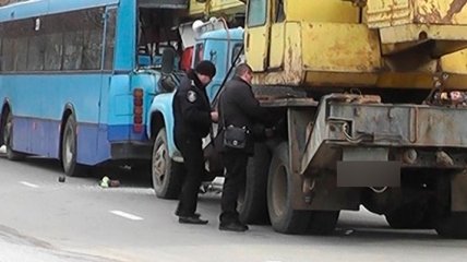 В Черновцах автокран въехал в троллейбус, есть погибший