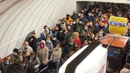 "Чувствуете запах красной зоны?" Фото и видео из метро Киева поразили сеть