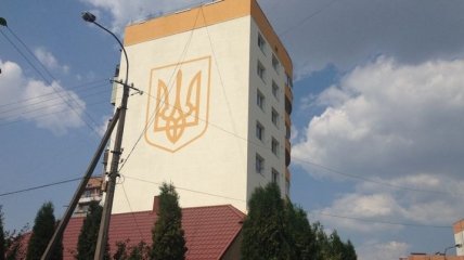 Десятиметровый трезубец нарисовали на многоэтажке в Ровно