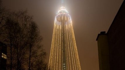 Самая высокая рождественская елка в Европе зажгла огни