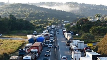 Бразильские дальнобойщики заблокировали десятки дорог