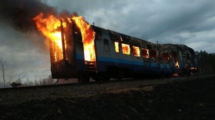 На Ровенщине дотла выгорел пассажирский поезд (Фото)