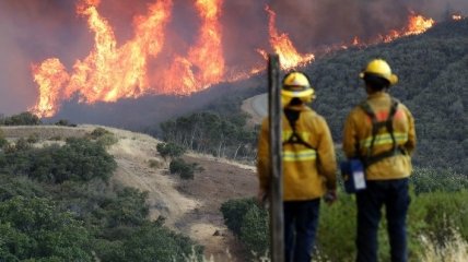 В США масштабные пожары охватили 12 штатов: жителей Калифорнии эвакуируют (фото, видео)
