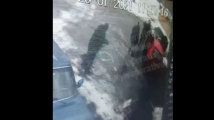 Водитель сбил мужчину за просьбу перепарковать авто: момент ЧП под Киевом сняли на видео