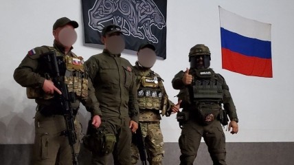 Не щадили даже девушек: в Крыму боевики ЧВК жестоко избили посетителей кафе (видео)