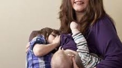 Женщина кормит своих 6-и и 10-летних детей грудью