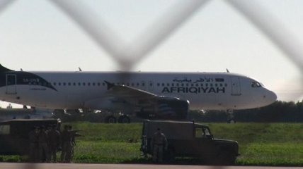 Появилось видео захваченного ливийского самолета