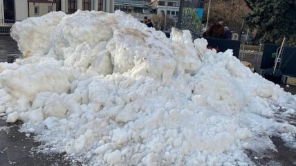 В Киев грузовиками из Карпат везут 150 тонн снега
