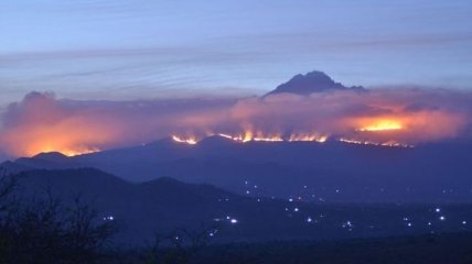 В сети появились впечатляющие фото и видео пожара на Килиманджаро