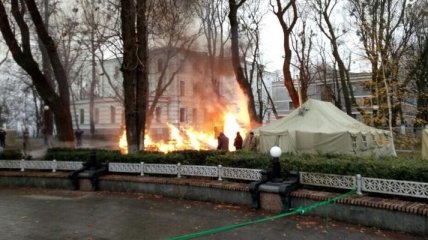 Протесты под Радой: в Мариинском парке сгорела палатка
