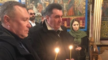 Катастрофа самолета МАУ: Данилов в Иране почтил память погибших украинцев