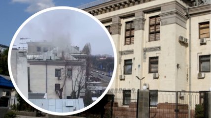 Очевидці стверджують, що дим йде з труби у будівлі