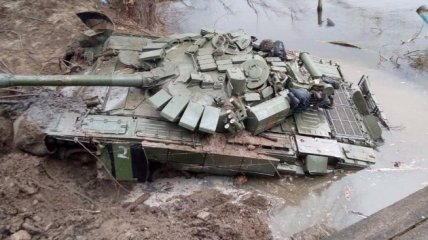 Російський танк на українських територіях