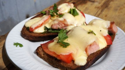 Горячие бутерброды с колбасой, помидорами и сыром