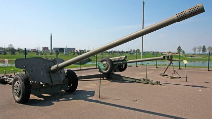 Протитанкова гармата МТ-12 "Рапіра" створена в СРСР наприкінці 1960-х років