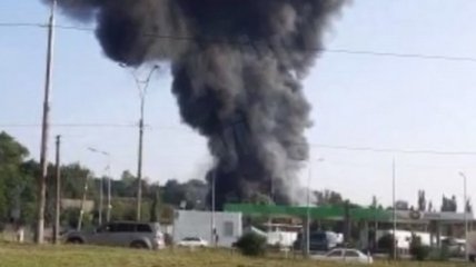 Дим видно за кілометри: в Києві горять склади транспортної компанії (відео)