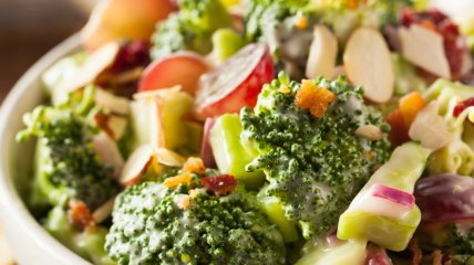 Салат с брокколи и яблоком