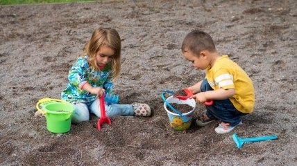 Как научить ребенка делиться игрушками?