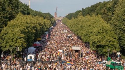 Около 150 тысяч жителей Берлина выходили на прайд-парад (Фото)