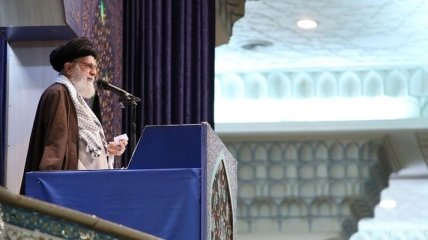 "На наших глазах творится история": верховный лидер Ирана впервые за 8 лет провел пятничную молитву