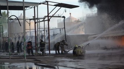 Под Киевом продолжает гореть один резервуар с топливом