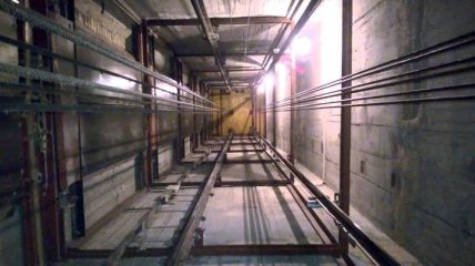 В Харькове двое мужчин упали в шахту лифта
